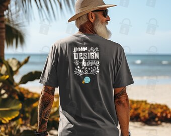 Bella Canvas 3001 Mockup Asfalt Unisex Jersy T-shirt met korte mouwen | Oude Man achterkant T-shirt Mock up foto | Strandomgeving | Coole oudere man