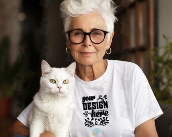 Bella Canvas 3001 mockup wit unisex T-shirt met korte mouwen | Oudere dame wit T-shirt kat Mock up | Tuinomgeving | Bejaarde Vrouw Met Kat