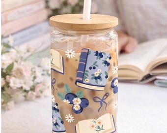 Szklany kubek Blueberry Books, 20-uncjowy kubek do mrożonej kawy dla miłośników książek, kubek Cottagecore dla czytelników, estetyczny szklany kubek z motywem kwiatowym, prezent dla mola książkowego