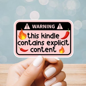 Könnte beinhalten: Rosaer Warnhinweis-Aufkleber mit einer roten Chilischote und Flammen. Der Aufkleber lautet "WARNUNG! Dieser Kindle enthält explizite Inhalte!"