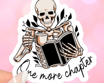 Adhesivo de vinilo "One More Chapter" para portátiles, Kindles, amantes de los libros, diarios, amantes del café, amantes del gótico, amantes de los libros, Booktok, lectores electrónicos, obscenidades.