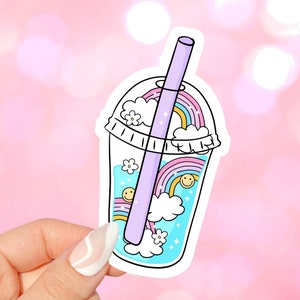 Könnte beinhalten: Ein Aufkleber mit einem blauen und weißen Bubble-Tea-Becher mit einem lila Strohhalm. Der Becher ist mit blauer Flüssigkeit gefüllt und enthält Regenbögen, Wolken und Smiley-Gesichter.
