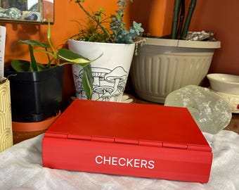Playbook'D Checkers: un juego de estrategia con temática de libro plegable.