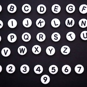 Adornos para zapatos con letras y números circulares: adornos para zapatos con letras del alfabeto de la A a la Z