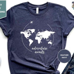 Reizigers-T-shirt, T-shirt met wereldkaart, Avontuur wacht, T-shirt in vliegtuigmodus, T-shirt voor reisliefhebbers, Cadeau voor avonturiers