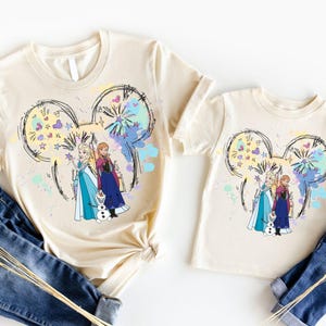 Camiseta de acuarela de Elsa y Anna, camiseta a juego de las hermanas Frozen, camiseta de las hermanas, camiseta de la película Frozen, camiseta de las princesas Elsa y Anna imagen 1