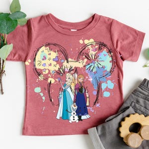 Camiseta de acuarela de Elsa y Anna, camiseta a juego de las hermanas Frozen, camiseta de las hermanas, camiseta de la película Frozen, camiseta de las princesas Elsa y Anna imagen 3