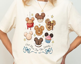Camiseta retro con estampado de Mickey Mouse y lazo coqueto, camiseta con la frase "Just Here For The Snacks" (Solo estoy aquí por los bocadillos), regalo para amantes de la comida Disney, viaje familiar a Disneyland 2026.