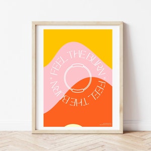 Puede incluir: Un póster motivacional con fondo amarillo, rosa y naranja. El texto "Feel the Burn" está escrito en un círculo en blanco.