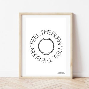 Puede incluir: Arte de pared imprimible en blanco y negro con un diseño circular que dice "Feel the Burn" repetido alrededor del círculo.