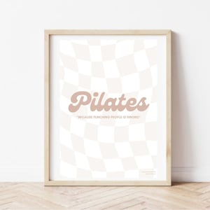 Cartel del estudio de Pilates - Porque golpear a la gente es un cartel beige incorrecto - Decoración de la sala de Pilates