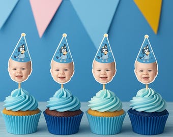 Décorations de cupcakes d'anniversaire Bluey avec visage de bébé - Décorations de fête bleues personnalisées, piques à gâteaux personnalisés sur le thème Bluey - LOT DE 12-