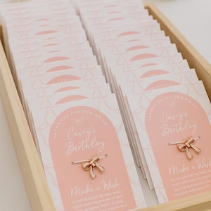 Pulsera de deseos con lazo de croqueta rosa, regalo de fiesta, regalo para invitados de cumpleaños o baby shower, pulsera de corbata con dije, regalo para pedir un deseo, recuerdo de fiesta