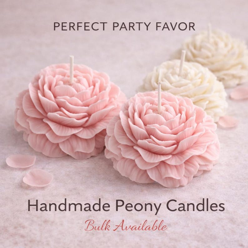 K&ouml;nnte beinhalten: Vier blumenf&ouml;rmige Kerzen in den Farben Hellrosa und Creme, jede mit einem zentralen Docht. Der Text lautet PERFECT PARTY FAVOR, Handmade Peony Candles und Bulk Available. Die Kerzen sind in einer Gruppe mit losen Bl&uuml;tenbl&auml;ttern angeordnet.