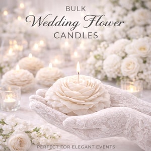 K&ouml;nnte beinhalten: Eine cremefarbene bl&uuml;tenf&ouml;rmige Kerze mit brennendem Docht, gehalten in wei&szlig;er Spitze. Der Text BULK Wedding Flower CANDLES steht dar&uuml;ber und der Text PERFECT FOR ELEGANT EVENTS befindet sich am unteren Rand des Bildes.