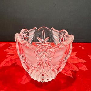 Puede incluir: Un cuenco de vidrio transparente con un dise&ntilde;o decorativo de un &aacute;ngel estilizado. El cuenco tiene un borde festoneado y es perfecto para guardar objetos peque&ntilde;os.