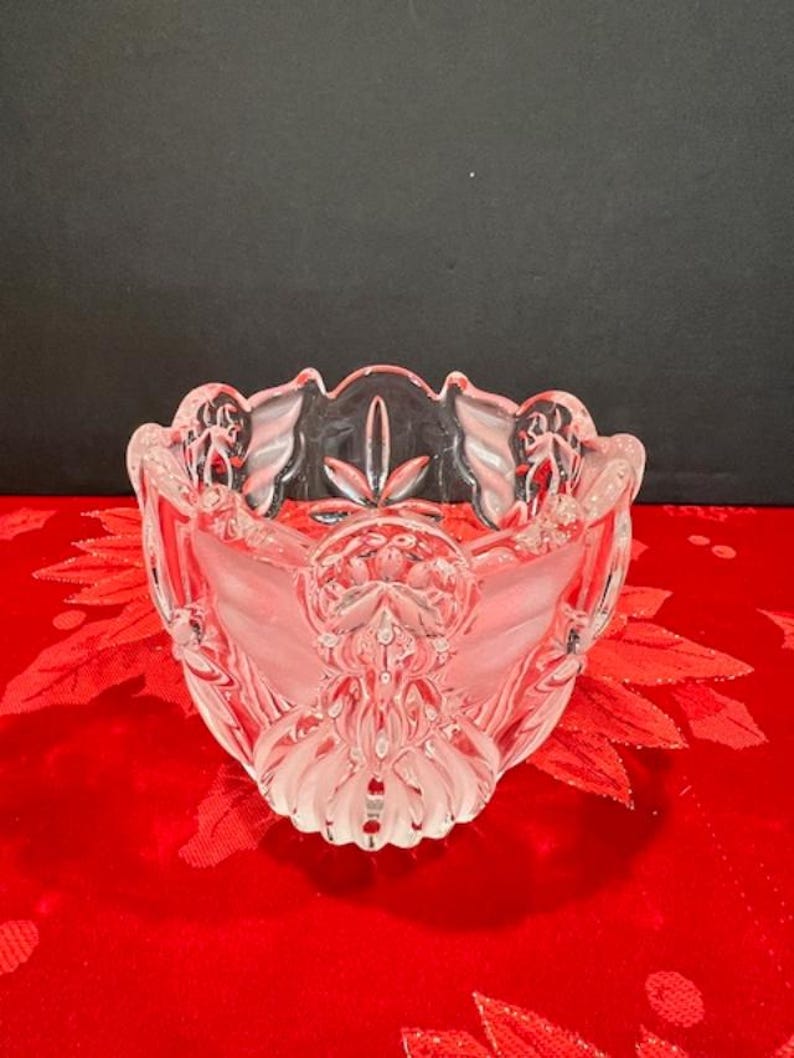 Puede incluir: Un cuenco de vidrio transparente con un dise&ntilde;o decorativo de un &aacute;ngel estilizado. El cuenco tiene un borde festoneado y es perfecto para guardar objetos peque&ntilde;os.