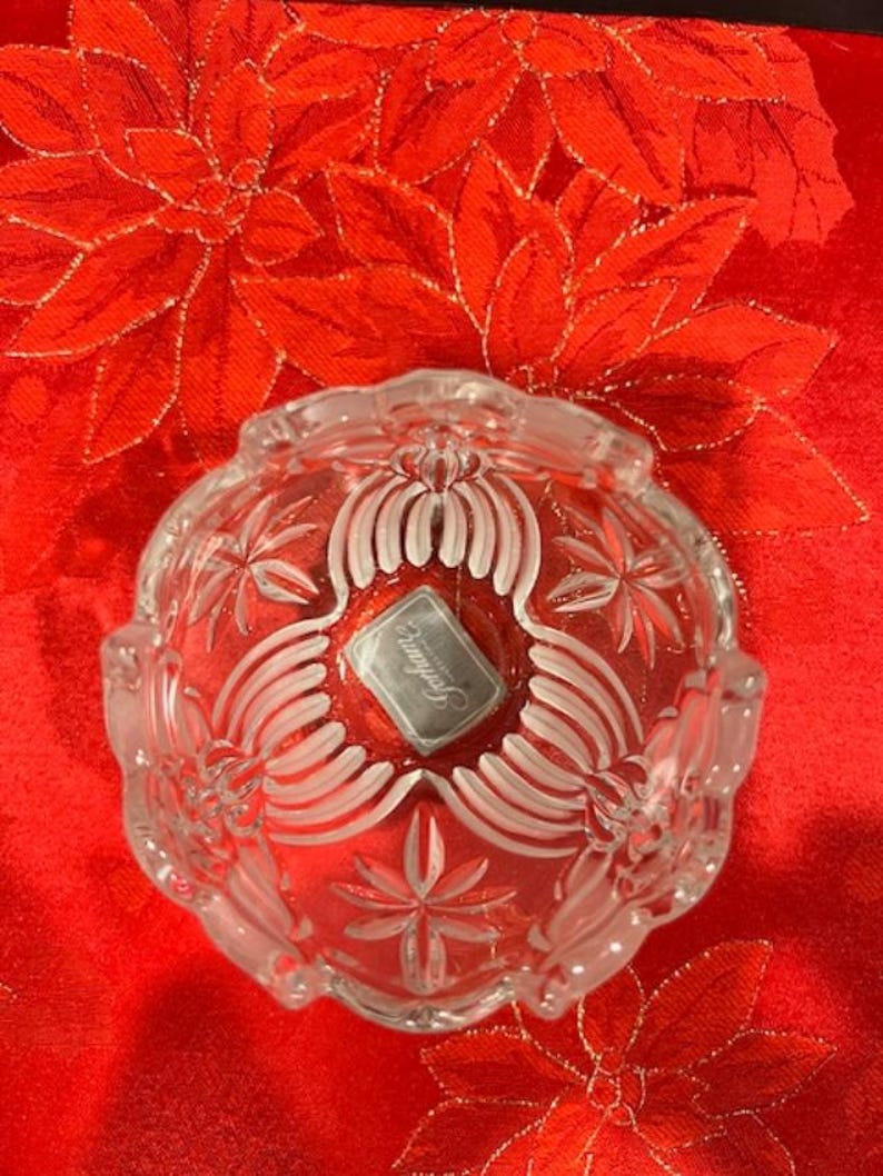 Puede incluir: Un taz&oacute;n de vidrio transparente con un dise&ntilde;o decorativo de corte. El taz&oacute;n tiene una pegatina plateada en la parte inferior que dice "Galore".