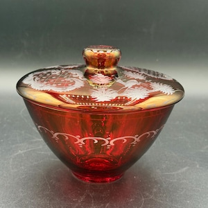 Bonbonnière rouge rubis Egermann avec couvercle transparent - Motif cerf et oiseau