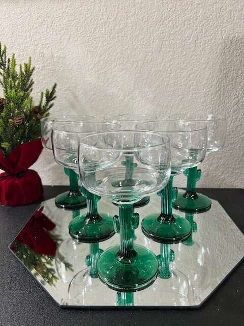 Pichet en verre et plastique vert avec 4 verres