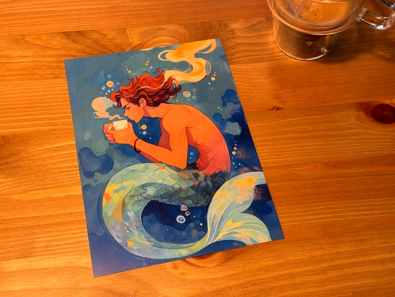 Może przedstawiać: Aquarela przedstawiająca syrenę z niebieskimi, zielonymi i ż&oacute;łtymi łuskami, trzymającą białą filiżankę kawy. Syrena ma brązowe włosy i siedzi w niebiesko-białym otoczeniu oceanu.