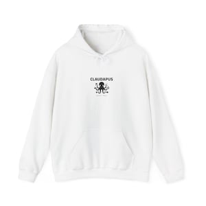 Op de afbeelding: Witte hoodie met een voorzak en trekkoord. De hoodie heeft een zwarte afbeelding van een octopus met de tekst "CLAUDAPUS" erboven en "built this" eronder. De hoodie is gemaakt van een zacht materiaal.