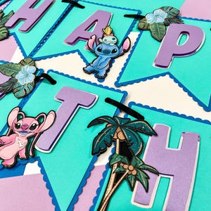 Puede incluir: Una colorida pancarta con la palabra "HAPPY BIRTH" escrita en letras moradas sobre banderines turquesas. La pancarta est&aacute; decorada con personajes de dibujos animados y flores tropicales, perfecta para un cumplea&ntilde;os.