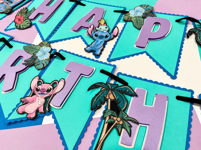 Puede incluir: Una colorida pancarta con la palabra "HAPPY BIRTH" escrita en letras moradas sobre banderines turquesas. La pancarta est&aacute; decorada con personajes de dibujos animados y flores tropicales, perfecta para un cumplea&ntilde;os.