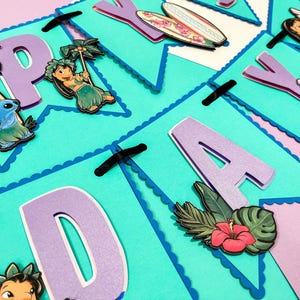 Puede incluir: Una colorida pancarta con la palabra "HAPPY" escrita con letras lavanda. Cada letra est&aacute; sobre una banderola turquesa, decorada con im&aacute;genes de personajes, palmeras, tablas de surf y flores tropicales. La pancarta tiene un borde festoneado.