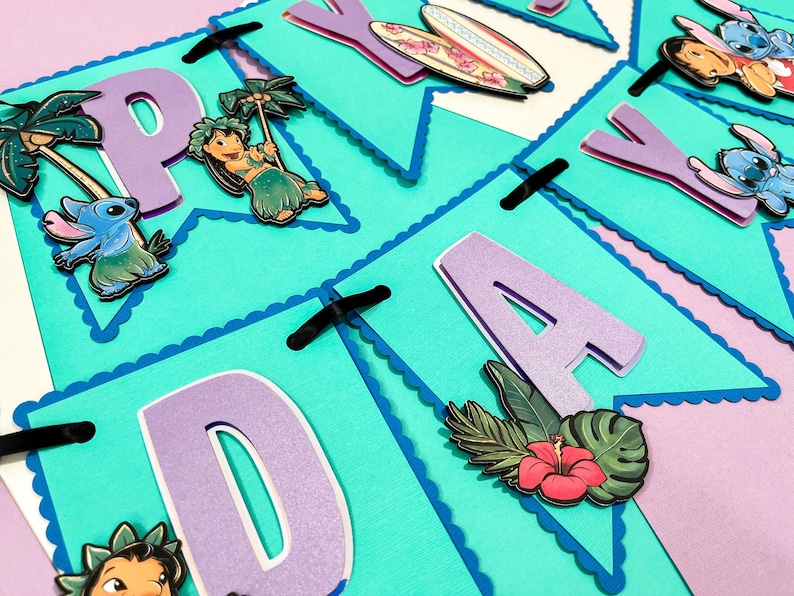 Puede incluir: Una colorida pancarta con la palabra "HAPPY" escrita con letras lavanda. Cada letra est&aacute; sobre una banderola turquesa, decorada con im&aacute;genes de personajes, palmeras, tablas de surf y flores tropicales. La pancarta tiene un borde festoneado.