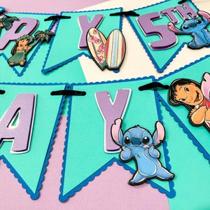 Puede incluir: Una pancarta festiva con banderines turquesa, cada uno delineado en azul y adornado con letras moradas que deletrean "HAPPY 5TH". La pancarta presenta personajes de dibujos animados, tablas de surf y follaje tropical.