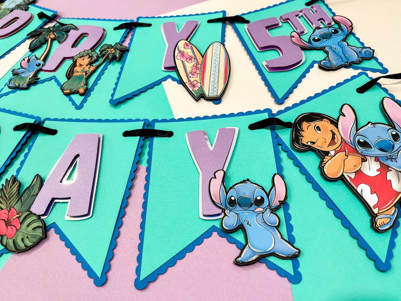 Puede incluir: Una pancarta festiva con banderines turquesa, cada uno delineado en azul y adornado con letras moradas que deletrean "HAPPY 5TH". La pancarta presenta personajes de dibujos animados, tablas de surf y follaje tropical.