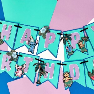 Puede incluir: Una pancarta festiva con las palabras "HAPPY BIRTHDAY" en letras lavanda sobre banderines turquesa. La pancarta est&aacute; decorada con personajes de dibujos animados, flores tropicales, tablas de surf y palmeras, perfecta para un cumplea&ntilde;os.