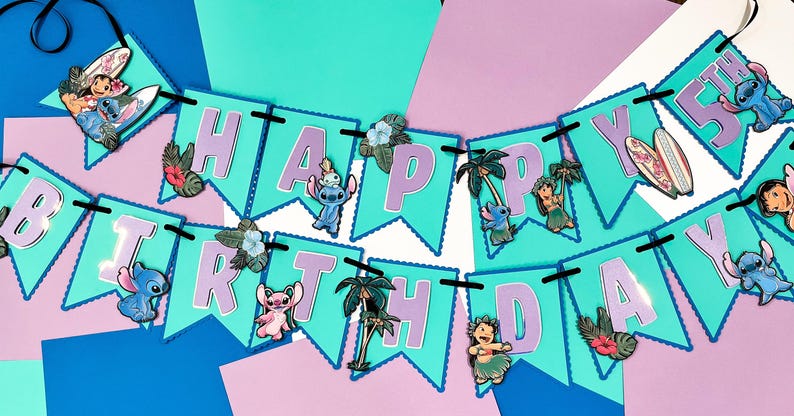 Puede incluir: Una pancarta festiva con las palabras "HAPPY BIRTHDAY" en letras lavanda sobre banderines turquesa. La pancarta est&aacute; decorada con personajes de dibujos animados, flores tropicales, tablas de surf y palmeras, perfecta para un cumplea&ntilde;os.