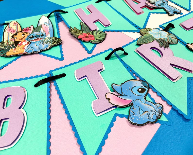 Puede incluir: Una colorida pancarta de cumplea&ntilde;os con las letras "BIRTHDAY" en lavanda, turquesa y rosa. La pancarta presenta im&aacute;genes de Stitch y Lilo, flores tropicales y tablas de surf. Ideal para una fiesta de cumplea&ntilde;os.