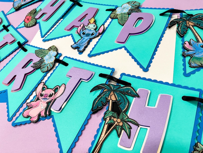 Puede incluir: Una colorida pancarta con la palabra "HAPPY" escrita en banderines turquesas con borde festoneado. Cada bander&iacute;n tiene una letra morada y est&aacute; decorado con personajes de dibujos animados, flores tropicales y palmeras. Una cinta negra une los banderines.