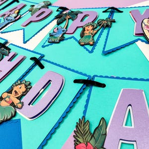 Puede incluir: Una colorida pancarta con las palabras "HAPPY BIRTHDAY" en letras lilas con un contorno blanco. La pancarta presenta personajes de dibujos animados, palmeras y tablas de surf sobre un fondo turquesa y azul.