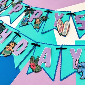 Puede incluir: Una colorida pancarta con las palabras "HAPPY 5TH BIRTHDAY" en letras moradas sobre banderines turquesas. La pancarta est&aacute; decorada con personajes de dibujos animados, tablas de surf y follaje tropical. El fondo es azul y morado.