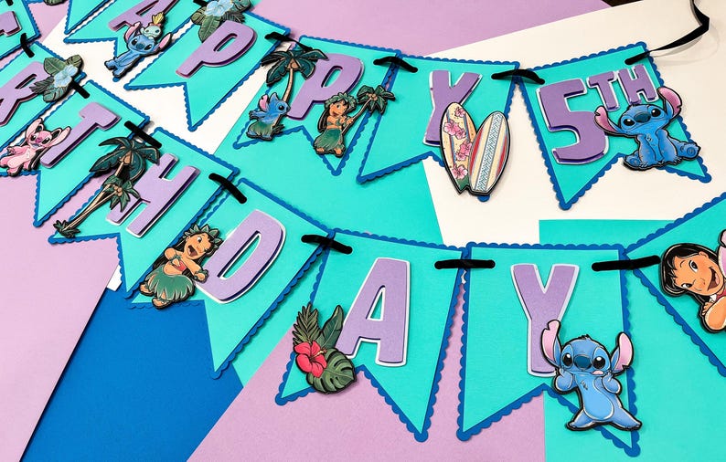 Puede incluir: Una colorida pancarta con las palabras "HAPPY 5TH BIRTHDAY" en letras moradas sobre banderines turquesas. La pancarta est&aacute; decorada con personajes de dibujos animados, tablas de surf y follaje tropical. El fondo es azul y morado.