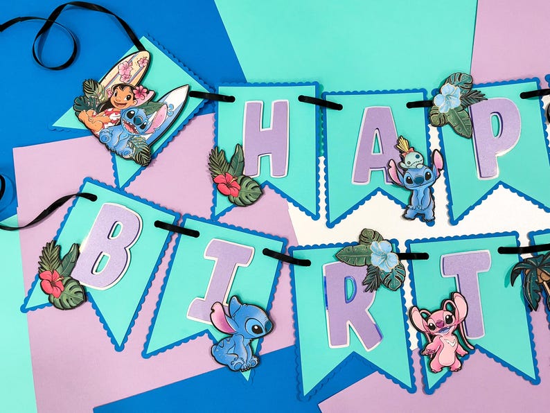 Puede incluir: Una colorida pancarta con las palabras "HAPPY BIRTH" en letras lavanda sobre banderines turquesa. La pancarta presenta im&aacute;genes de Stitch y otros personajes, junto con flores y hojas tropicales. Una cinta negra une los banderines.