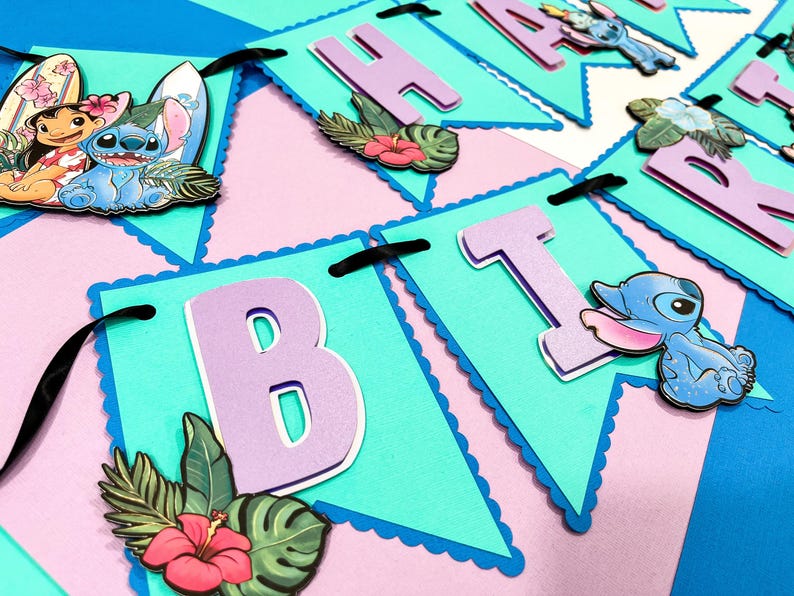 Puede incluir: Una colorida pancarta con banderines celeste, rosa y morado. Cada bander&iacute;n tiene un borde festoneado y presenta una letra, con im&aacute;genes de Stitch y Lilo, tablas de surf y flores tropicales. Cinta negra conecta los banderines.
