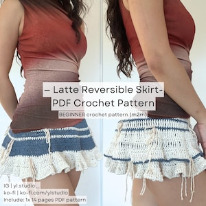 Könnte beinhalten: Ein Häkelmuster für einen Wendrock, mit dem Text "Latte Reversible Skirt - PDF Crochet Pattern". Der Rock ist in Blau und Creme dargestellt. Das Muster ist für Anfänger und umfasst 14 Seiten.