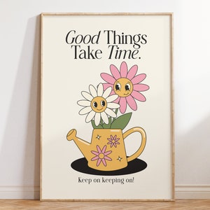 Könnte beinhalten: Ein Motivationsposter mit einer gelben Gießkanne mit zwei Cartoon-Blumen. Die Blumen haben lächelnde Gesichter und sind rosa und weiß. Der Text auf dem Poster lautet "Good Things Take Time. Keep on keeping on!"