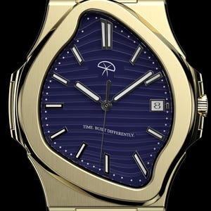 Puede incluir: Un reloj de pulsera dorado con una esfera azul marino y un diseño de caja único y fluido. El reloj tiene una pantalla de fecha y el texto "TIME BUILT DIFFERENTLY". Tiene una correa dorada y un fondo negro.