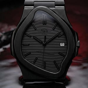 Puede incluir: Un reloj de pulsera negro con un diseño de bisel único y fluido. El reloj presenta una esfera negra con líneas horizontales, una ventana de fecha y una correa de metal negro a juego. El reloj se muestra sobre una superficie oscura y reflectante.
