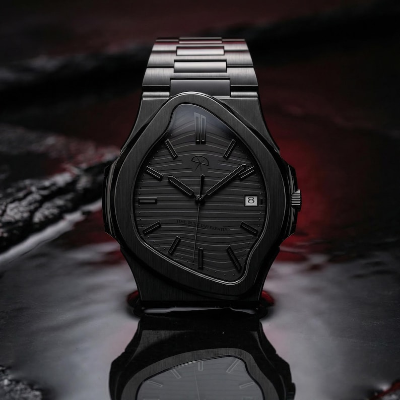 K&ouml;nnte beinhalten: Eine schwarze Armbanduhr mit einem einzigartigen, flie&szlig;enden L&uuml;nettendesign. Die Uhr hat ein schwarzes Zifferblatt mit horizontalen Linien, ein Datumsfenster und ein passendes schwarzes Metallarmband. Die Uhr wird auf einer dunklen, reflektierenden Oberfl&auml;che pr&auml;sentiert.