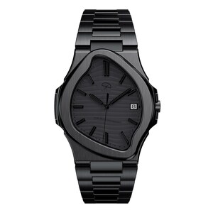 K&ouml;nnte beinhalten: Eine schwarze Armbanduhr mit einem einzigartigen, wellenf&ouml;rmigen L&uuml;nettendesign. Die Uhr hat ein dunkles Zifferblatt mit Datumsfenster bei 3 Uhr und ein passendes schwarzes Metallarmband. Die Zeiger und Markierungen sind ebenfalls schwarz, was eine elegante, monochrome &Auml;sthetik schafft.