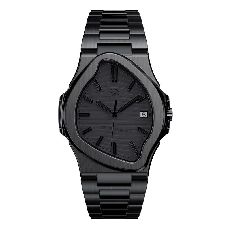 K&ouml;nnte beinhalten: Eine schwarze Armbanduhr mit einem einzigartigen, wellenf&ouml;rmigen L&uuml;nettendesign. Die Uhr hat ein dunkles Zifferblatt mit Datumsfenster bei 3 Uhr und ein passendes schwarzes Metallarmband. Die Zeiger und Markierungen sind ebenfalls schwarz, was eine elegante, monochrome &Auml;sthetik schafft.