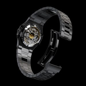 K&ouml;nnte beinhalten: Eine schwarze Edelstahl-Armbanduhr mit offenem R&uuml;cken, die das Innenleben zeigt. Die Uhr hat ein schwarzes Metallarmband und ist wasserdicht. Die Uhr wird vor einem schwarzen Hintergrund gezeigt.