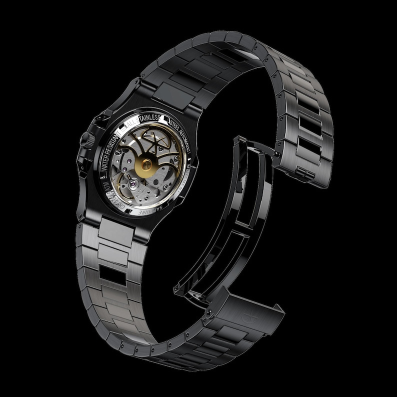 K&ouml;nnte beinhalten: Eine schwarze Edelstahl-Armbanduhr mit offenem R&uuml;cken, die das Innenleben zeigt. Die Uhr hat ein schwarzes Metallarmband und ist wasserdicht. Die Uhr wird vor einem schwarzen Hintergrund gezeigt.
